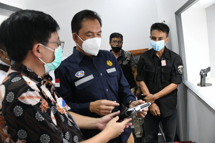 Kepala BPH Migas M. Fanshurullah Asa saat berkunjung ke PT Pindad (Persero).