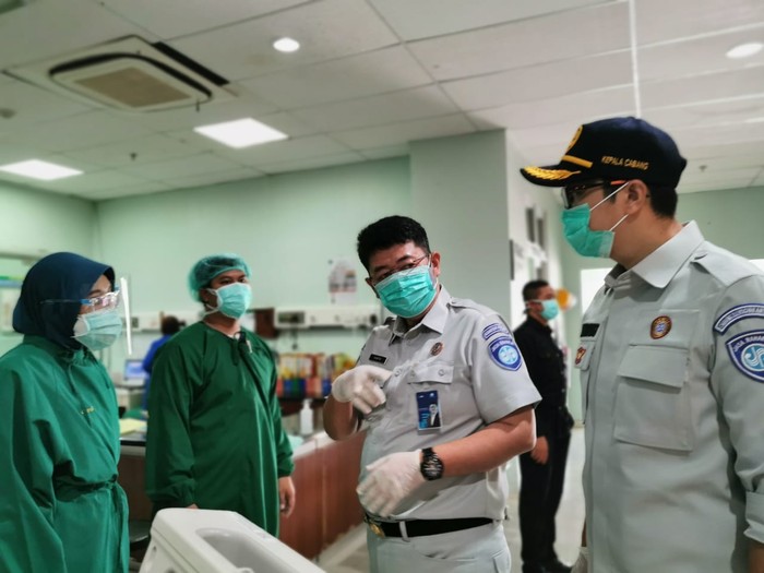 Kepala Divisi Pelayanan PT Jasa Raharja Haryo Pamungkas yang didampingi Kepala Cabang DIY Akhdiyat Setya Purnama setelah kejadian langsung menuju ke RSUD setempat untuk memastikan jaminan
