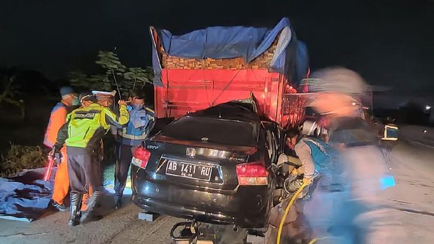 Sedan Hantam Truk  di  Tol Sragen  3 Tewas dan 1 Balita Luka