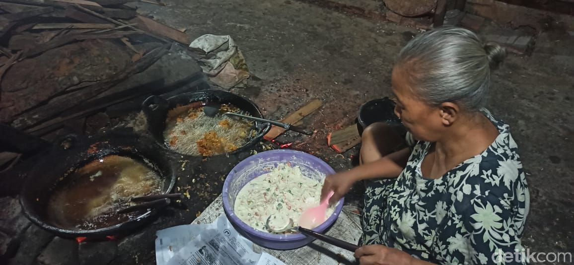 Masak Malam  Hari Penjual Nasi Goreng Masak Sambil Tidur 