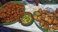 Soal camilan, suami Iriana ini juga tak neko-neko. Ia penggemar lentho, gorengan berbahan kacang tolo atau kacang hijau. Biasanya lentho jadi pelengkap lontong balap khas Surabaya.  Foto: Charolin Pebrianti/ detikcom