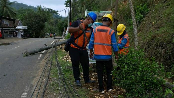 Banjir di Pacitan Robohkan Tiang dan  Padamkan Listrik 