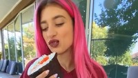 Kalau di Jepang ada sushi mungil yang dimakan menggunakan sumpit maka Kamilla makan sushi raksasa di Rusia. Saking besarnya, sushi ini harus digenggam menggunakan kedua tangan. Bagian luarnya pun dilapisi nori. Foto: instagram @kamillatasty