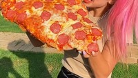 Siapa yang tak suka pizza, sepotong pizza besar dengan topping berlimpah ini jadi camilan Kamilla. Bisa dibayangkan betapa besarnya loyang pizza yang satu ini. Foto: instagram @kamillatasty