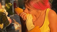 Kalau yang ini keju mozarella stick. Eits kalau mozarella stick ukurannya kecil, nah yang satu ini jadi balok mozarella. Kamilla juga memiliki akun tiktok yang juga berisi video aksi mukbang makanan besar. Foto: instagram @kamillatasty