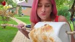 Yummy! 10 Makanan Raksasa yang Asyik Dilahap Bule Cantik