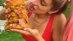 Yummy! 10 Makanan Raksasa yang Asyik Dilahap Bule Cantik