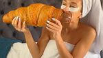 Yummy! 10 Makanan Raksasa yang Asyik Dilahap Bule Cantik