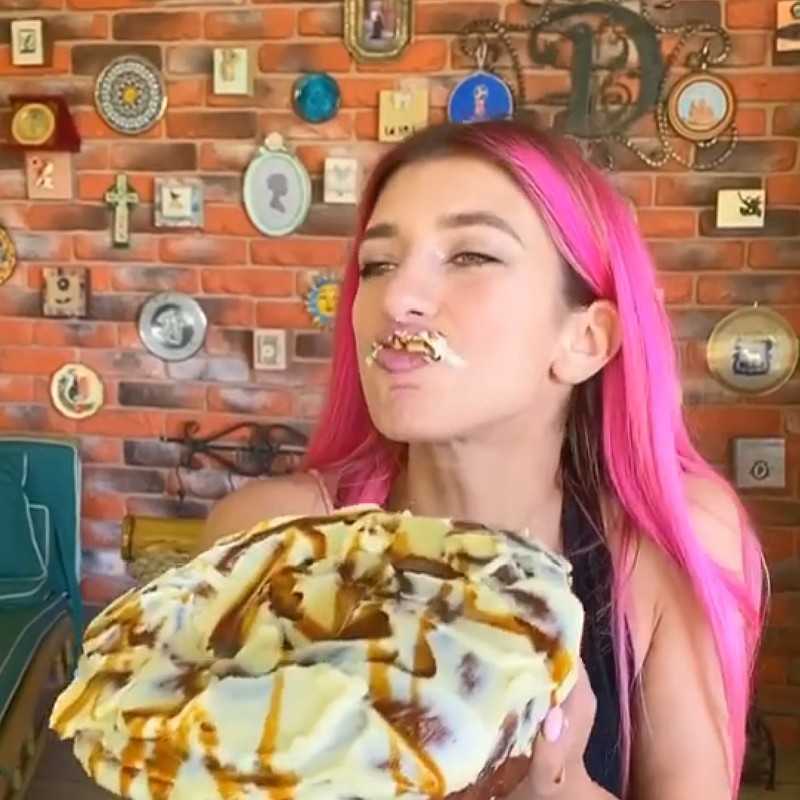 Makanan Raksasa yang Asyik Dilahap Bule  Cantik