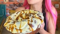Kamilla sekilas tampak biasa, ia punya paras cantik dan tubuh langsing ideal. Tapi siapa sangka kalau Kamilla ternyata hobi makan makanan berukuran besar.  Foto: instagram @kamillatasty