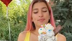 Yummy! 10 Makanan Raksasa yang Asyik Dilahap Bule Cantik