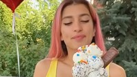 Tak hanya makanan gurih, Kamilla juga kerap mukbang makanan manis. Seperti aksi satu ini saat ia melahap 20 scoop es krim sekaligus.  Foto: instagram @kamillatasty
