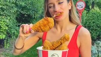 Paha ayam goreng tepung dianggap terlalu biasa, Kamilla memilih makan paha ayam kalkun. Lihat saja ukuran pahanya yang sangat besar ketika sedang dimakan. Foto: instagram @kamillatasty