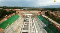 Bendungan Sadawarna dibangun sejak dimulainya kontrak pada November 2018 dan ditargetkan selesai Oktober 2022. Pembangunannya dilaksanakan oleh Balai Besar Wilayah Sungai Citarum, Ditjen Sumber Daya Air (SDA) dengan total biaya APBN sebesar Rp 1,89 triliun.
