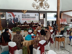 Sindir 17% Warga Tak Percaya COVID-19, Mahfud Md: Donald Trump Kena