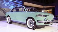 Mobil garapan Great Wall bernama Futurist ini merupakan sebuah konsep. Berbeda dengan dua mobil di atas, Futurist meniru beberapa rancangan mobil dan menggabungkannya. Ketika melihat mobil ini, dapat dirasakan aura BMW, Fiat dan Ford. Secara keseluruhan konsep mobil ini didandani gaya retro modern. Foto: Autoblog