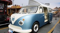 Bagi penyuka mobil, VW Kombi adalah mobil yang sangat ikonik dan melegenda. Ketika melihat Songsan Summer anda akan langsung menilai mobil ini mengambil gaya VW Kombi. Lebih tepatnya Summmer dibuat menyerupai konsep mobil listrik VW Id Buzz yang mana memang mengadaptasi VW Kombi. Summer juga demikian, sebuah VW Kombi yang dibuat lebih futuristik dan hidung agak mancung. Foto: Autoblog