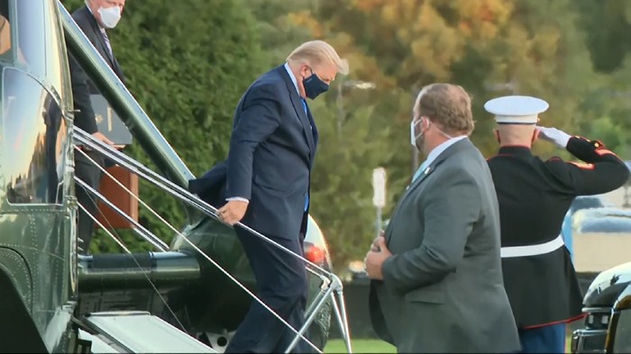 Pakai Masker, Trump Dipindahkan ke RS Militer