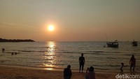 Yang tidak kalah menarik adalah salah satu objek wisata pantai yang diburu wisatawan, yakni Pantai Prau yang terletak di Desa Bandengan Kecamatan Jepara. Untuk sampai lokasi dari pusat Kota Jepara berjarak 5,2 Km atau sekitar 10 menit dengan mengendarai kendaraan. Saat di lokasi wisatawan disambut dengan keindahan alam yang mempesona. Pasir putih dan kondisi airnya jernih. Terlebih saat sore hari, wisatawan bisa menikmati senja dari pinggir Pantai Prau.