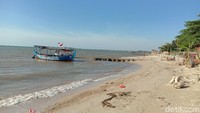 Pantai Teluk Awur ini terletak di Desa Teluk Awur Kecamatan Tahunan, Jepara. Untuk sampai di pantai tersebut berjarak 4 Km dari pusat Kabupaten Jepara dan lokasinya sangat mudah diakses.