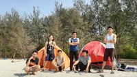 Pantai Pulau Panjang ini terletak di Desa Ujungbatu Kecamatan Jepara. Untuk sampai di Pantai Pulau Panjang harus menaik perahu terlebih dahulu dari dermaga yang berada di Pantai Kartini. Dari dermaga wisatawan menempuh waktu 20-30 menit dengan menaiki perahu.
