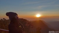 Traveler bisa menuju Penanjakan Bromo 1 melalui Kabupaten Pasuruan atau dari Kabupaten Probolinggo. disarankan, traveler untuk berangkat sejak pukul 02.00 WIB agar tidak melewatkan momen sunrise.