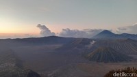 Memasuki area Penanjakan Bromo 1, pengunjung wajib menaati protokol kesehatan seperti menggunakan masker, jaga jarak. Agar maksimal dalam menerapkan jaga jarak, pengelola BTS memberikan tanda bulat-bulat di top view penanjakan.