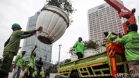 Sejumlah pot tanaman diangkut menggunakan truk.