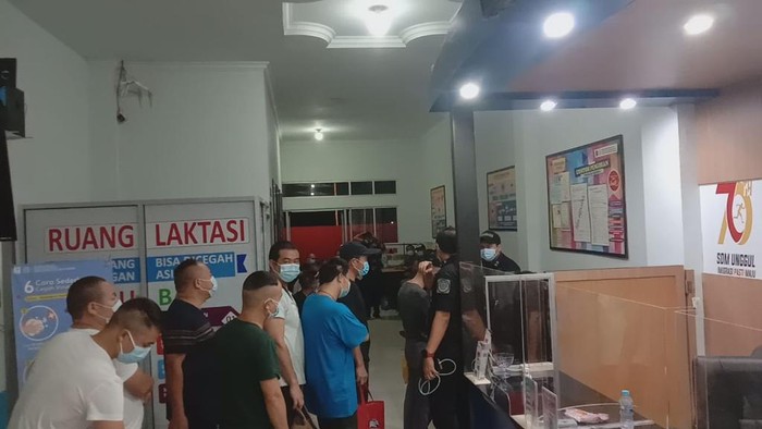 Proses evakuasi TKA China dari perusahaan tambang emas di Kalbal
