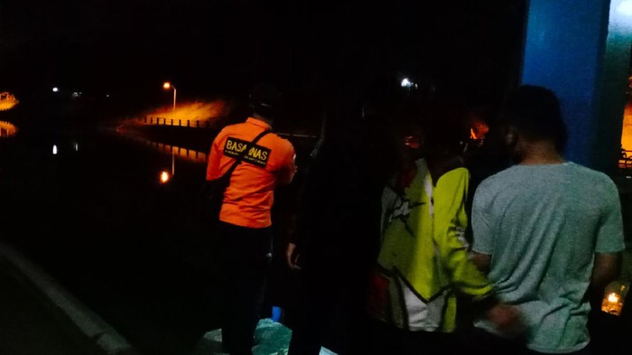 Proses pencarian dua ABG tenggelam di Saluran Irigasi Bendung Gerak Serayu, Banyumas, Jumat (2/10/2020).