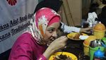 Doyan Makan Enak, Ini Momen Rachel Maryam Saat Jajan di Warteg