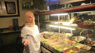 Doyan Makan Enak, Ini Momen Rachel Maryam Saat Jajan di Warteg