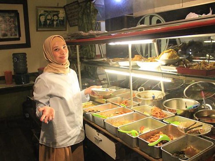 Doyan Makan Enak, Ini Momen Rachel Maryam Saat Jajan di Warteg