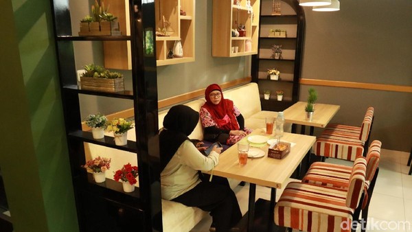 Menurut salah satu pengunjung, Dinda mengatakan, kafe ini suasananya sangat nyaman dan tenang. Enak sekali buat yang kerja, tenang susana kafenya, ujar Dinda saat berkunjung bersama temannya. (Wisma Putra/detikcom) Menurut salah satu pengunjung, Dinda mengatakan, kafe ini suasananya sangat nyaman dan tenang. Enak sekali buat yang kerja, tenang susana kafenya, ujar Dinda saat berkunjung bersama temannya. (Wisma Putra/detikcom)