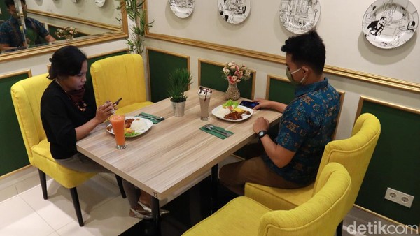 Ada berbagai makanan yang harus traveler coba di sini. Wisata kuliner yang patut Anda coba yakni ayam goreng, iga bakar, cumi asin, rice bowl dan beragam minuman. (Wisma Putra/detikcom)