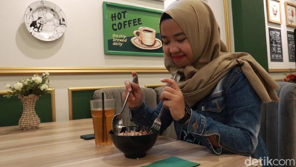 Traveler yang jajan di kafe ini akan merasakan suasana seperti di Amsterdam. Tak hanya di dalam ruangan, kita juga bisa nongkrong dengan suasana outdoor yang ada di bagian depan kafe dan rooftop di lantai empat kafe ini. (Wisma Putra/detikcom) Traveler yang jajan di kafe ini akan merasakan suasana seperti di Amsterdam. Tak hanya di dalam ruangan, kita juga bisa nongkrong dengan suasana outdoor yang ada di bagian depan kafe dan rooftop di lantai empat kafe ini. (Wisma Putra/detikcom)