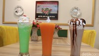 Oh iya, untuk harga minumannya berkisar antara Rp 10-46 ribu, termasuk ada juga kopi di sini. Setiap spot di kafe ini bisa digunakan untuk berswafoto karena bergaya Eropa. (Wisma Putra/detikcom)