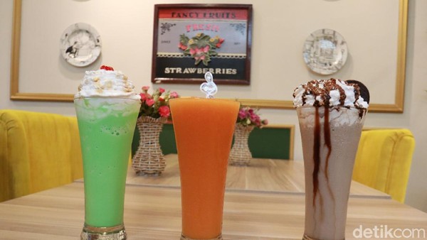 Oh iya, untuk harga minumannya berkisar antara Rp 10-46 ribu, termasuk ada juga kopi di sini. Setiap spot di kafe ini bisa digunakan untuk berswafoto karena bergaya Eropa. (Wisma Putra/detikcom)