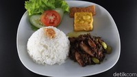 Untuk makanannya, kafe ini punya dua jenis yakni, Indonesian Food dan Western Food. Total ada 105 menu makanan dan minuman di sini. Untuk harga makanannya berkisar antara Rp 16-80 ribu. (Wisma Putra/detikcom)