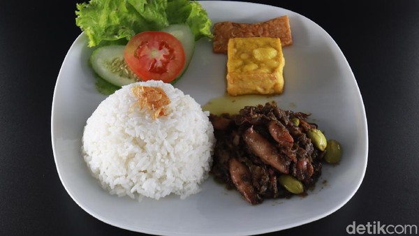 Untuk makanannya, kafe ini punya dua jenis yakni, Indonesian Food dan Western Food. Total ada 105 menu makanan dan minuman di sini. Untuk harga makanannya berkisar antara Rp 16-80 ribu. (Wisma Putra/detikcom)