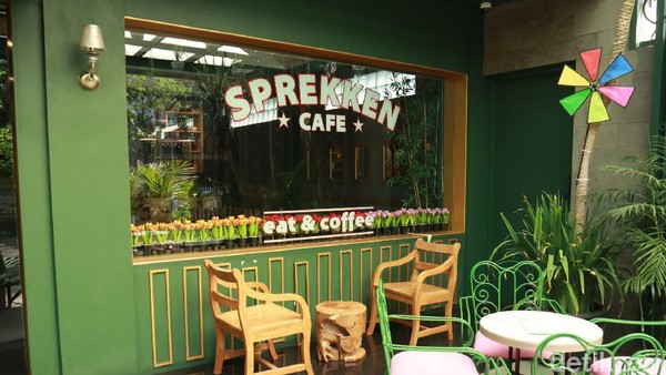 Sprekken Cafe, begitulah nama kafe bergaya Belanda di Bandung ini. Lokasi tepatnya ada di Jalan Bangreng, Lengkong, Kota Bandung. (Wisma Putra/detikcom)