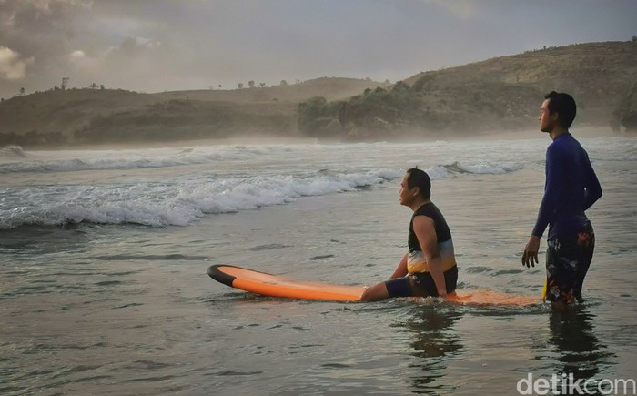 Surfing di Pantai Serang Blitar