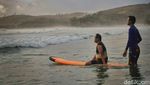 Foto: Tidak Usah ke Bali, Main Surfing Bisa di Blitar