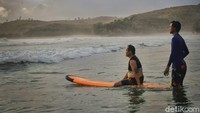 Usaha penyewaan papan surfing di Pantai Serang Blitar ini dirintis oleh pemuda bernama Havis Dimas Pratama. Dia lah membawa pengalamannya berselancar di Pantai Kuta Bali ke kampung halamannnya di desa Serang. (Erliana Riady/detikcom)