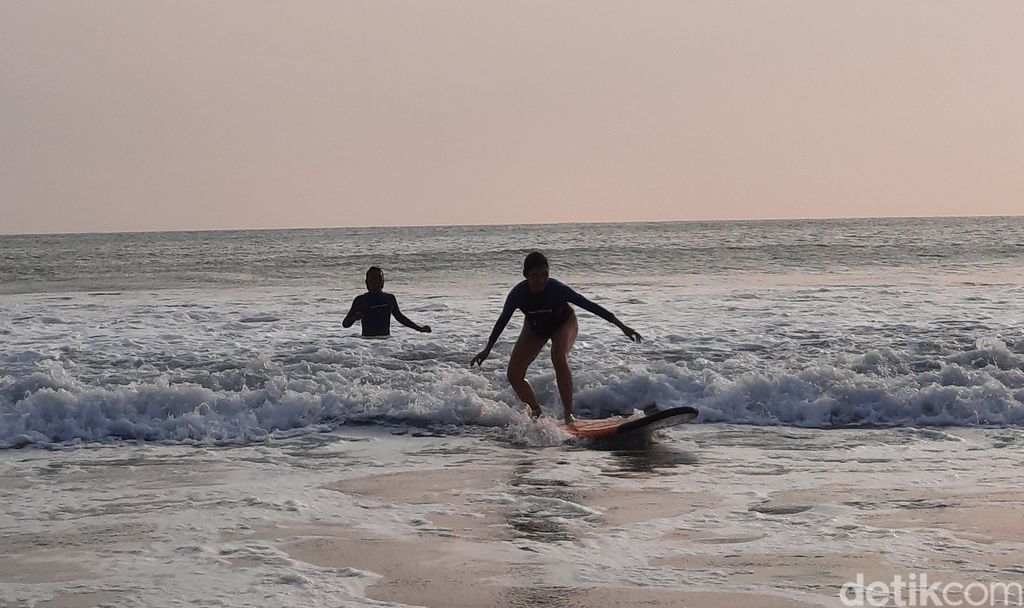 Surfing di Pantai Serang Blitar