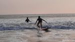 Foto: Tidak Usah ke Bali, Main Surfing Bisa di Blitar