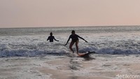 Untuk surfing lesson itu, Havis mematok tarif Rp 100 ribu per orang selama satu jam. Dengan membayar sebesar itu, selain mendapat ilmu dasar berselancar, kamu juga mendapat papan selancar, sebotol air mineral dan guide selama berselancar. (Erliana Riady/detikcom)