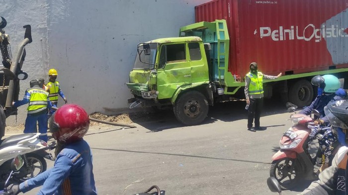 Tabrakan Beruntun Truk-Motor di Tol Makassar, Pemotor Tewas