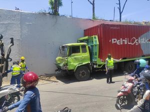 Tabrakan Beruntun Truk-Mobil-Motor di Tol Makassar, Pemotor Tewas