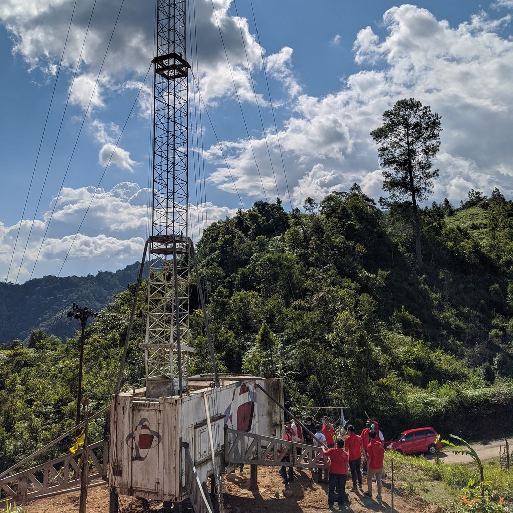 Telkomsel menghadirkan infrastruktur telekomunikasi berupa Compact Mobile BTS (Combat) untuk memudahkan aktivitas pembelajaran jarak jauh di Desa Pasiah Laweh, Kecamatan Palupuh, Kabupaten Agam, Sumatera Barat.